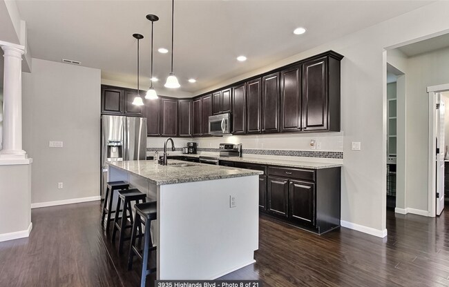Kitchen - 3935 Highlands Blvd