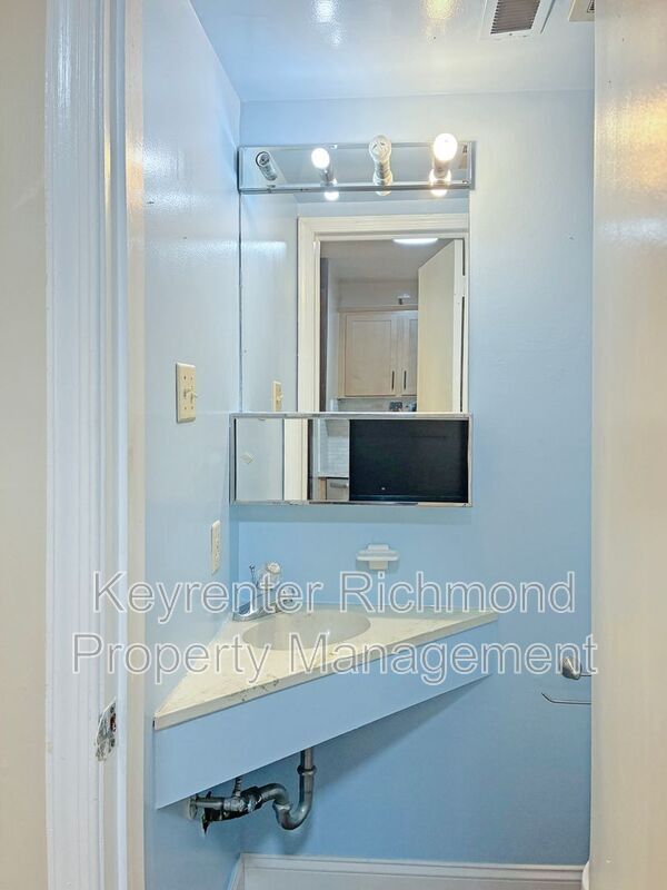 Building Photo - 735 Pleasant St