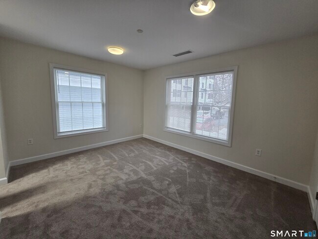 Building Photo - 31 Fairgate Dr