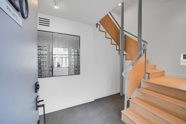 Building Photo - 320 Detering St