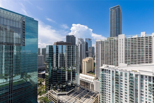 Building Photo - 1300 Brickell Bay Dr