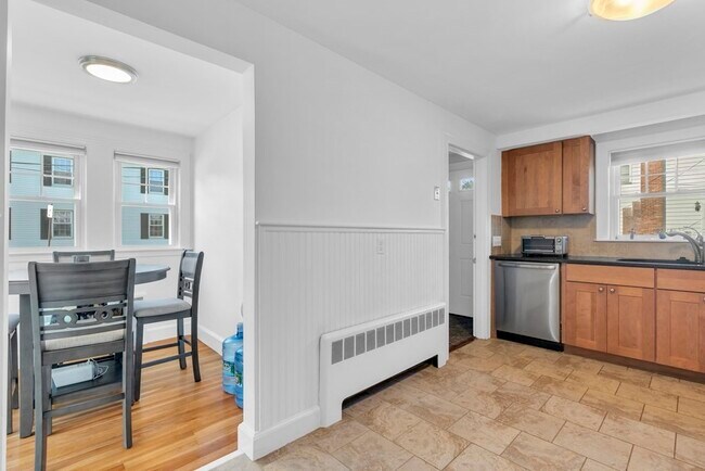 Building Photo - 907 Adams St