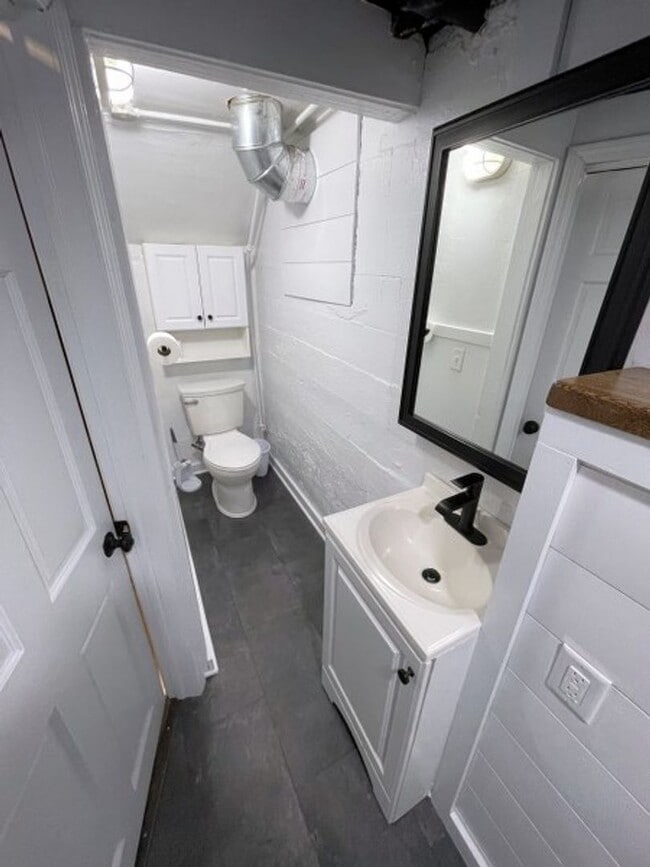 Building Photo - 42 N Breese Terrace