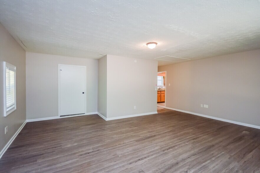 Building Photo - 400 Willow Ln