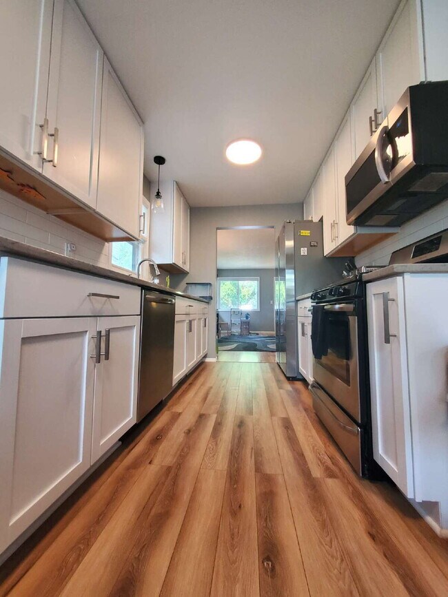 Building Photo - 4 bed 2 bath Comfortable and spacious single-family house, in NE Minneapolis