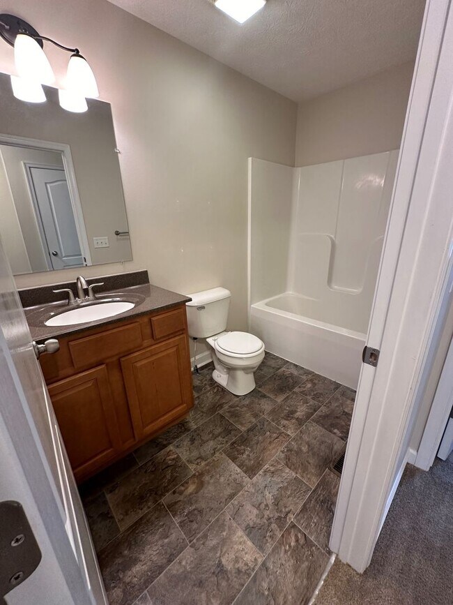 Building Photo - Townhouse for Rent in Cedar Point