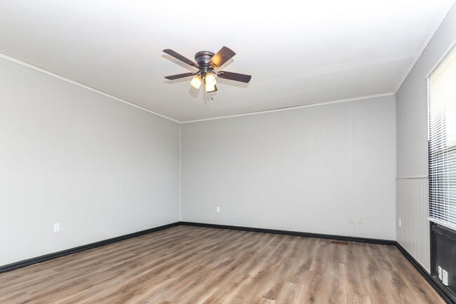 Building Photo - 3 Bed 1 Bath Single Family Home in Springfield!