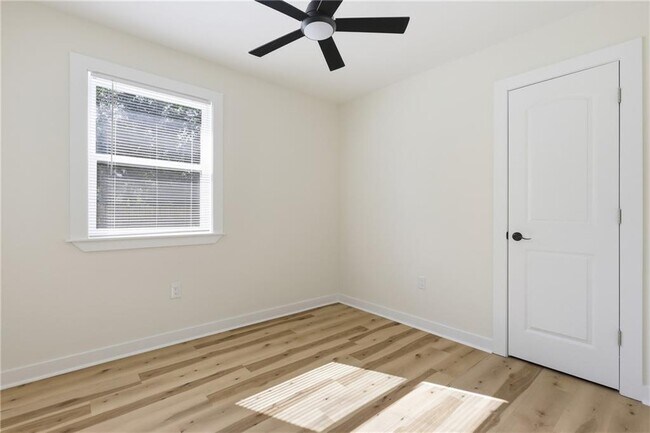 Building Photo - 19 Robin Hood Dr