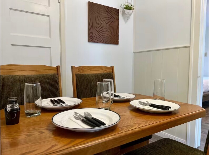 Building Photo - 1515 W Concho Ave