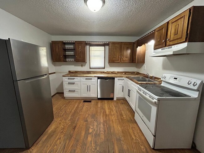 Building Photo - 3801 Creswell Dr