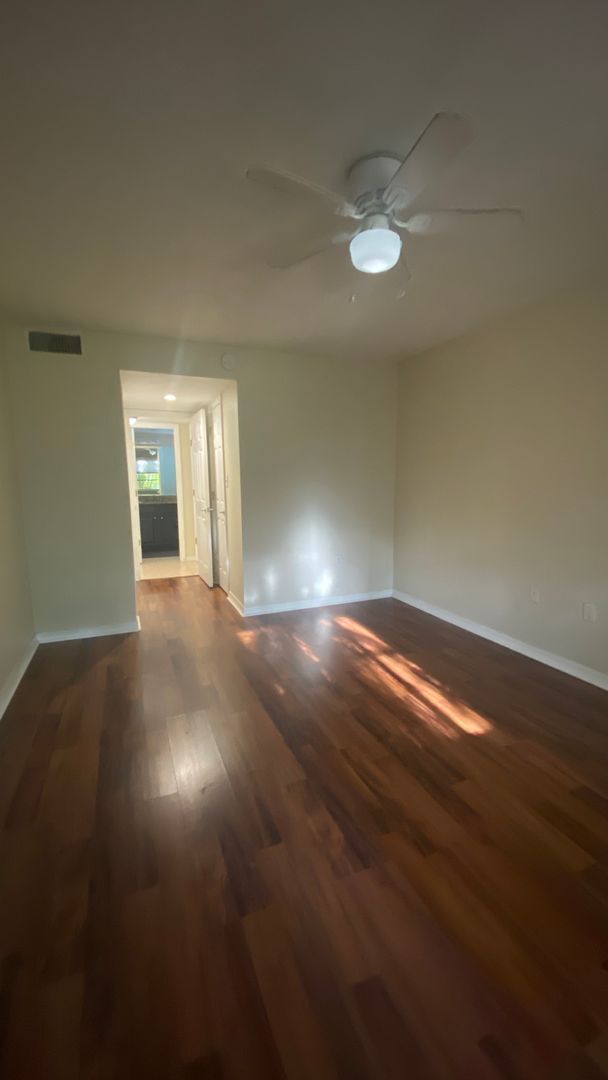 Building Photo - Updated 1-Bedroom Condo in a Gated Communi...