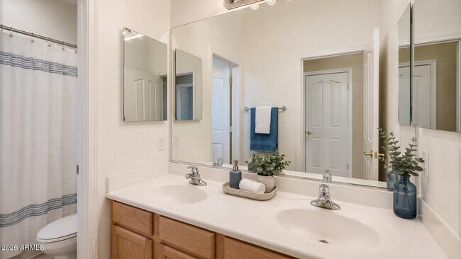 Building Photo - 4424 E Palmdale Ln