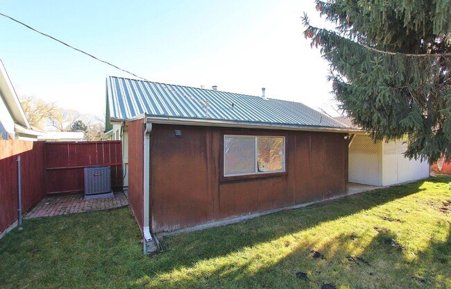 Building Photo - 2412 Robert Ave