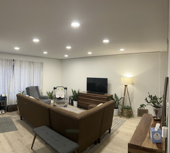 Building Photo - 2717 NE Weidler St