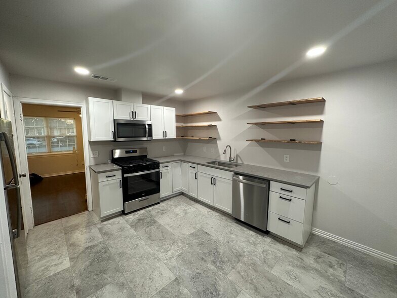 Building Photo - 2322 Meadow Ln