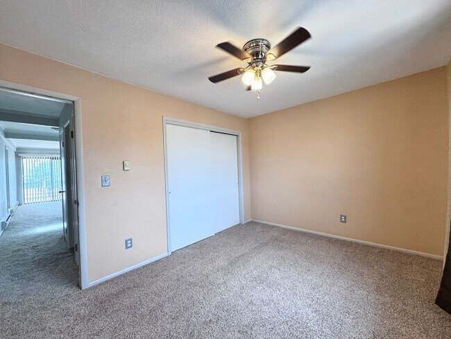 Building Photo - Cute 1 Bedroom-2nd floor Condo in Windsor
