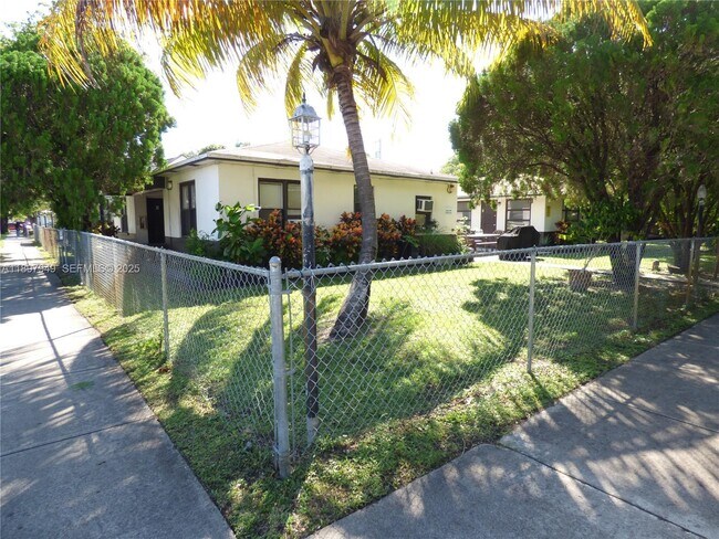 Building Photo - 522 N 19th Ave