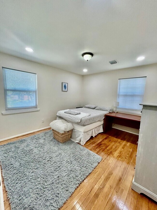 Building Photo - Gorgeous Fully Furnished 3 Bed/2 Bath Home...