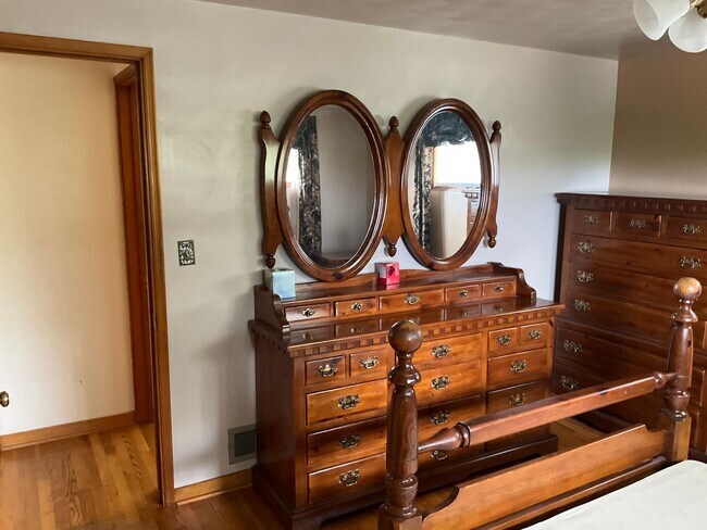 Building Photo - Private Split-Level 3bed 1.5 bath Retreat ...
