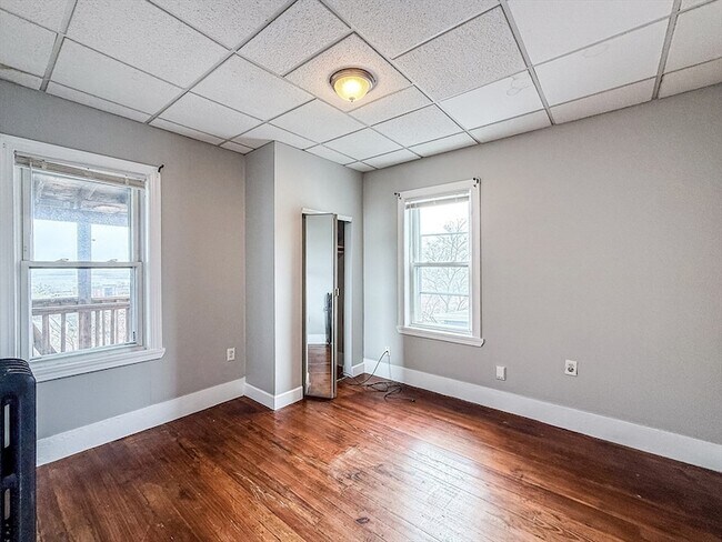 Building Photo - 120 Gladstone St