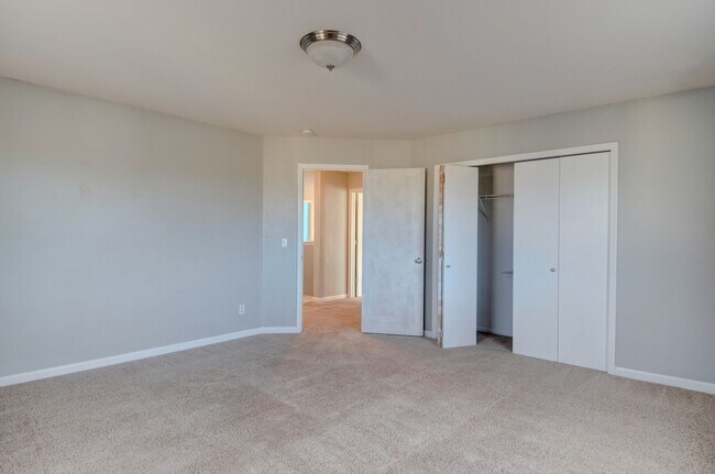 Building Photo - 5-Bedroom Home with Primary Bedroom on Main Floor