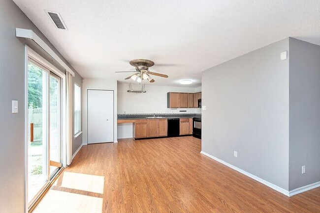 Building Photo - Great 3 Bedroom, 2 1/2 Bath Home in Cameron Meadows Subdivision!