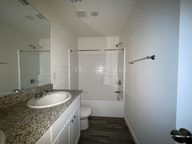 Building Photo - 4 bed 2 bath spacious home with garage BHCRENT.COM