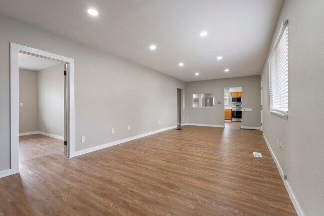 Building Photo - Spacious 5-bed, 2.5-bath home available in SE Portland