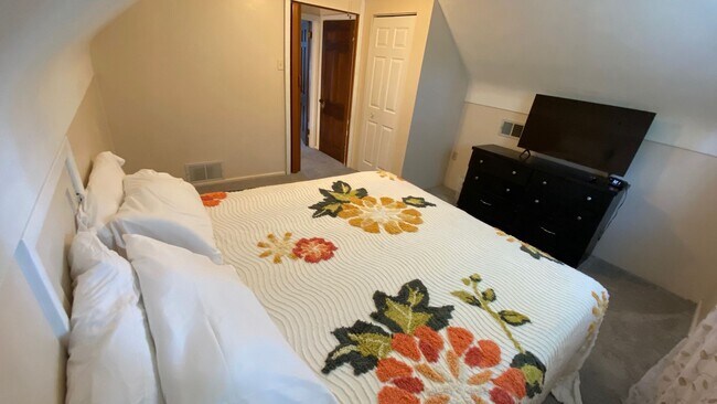 Building Photo - Fully Furnished with Washer and Dryer on quiet cul-de-sac