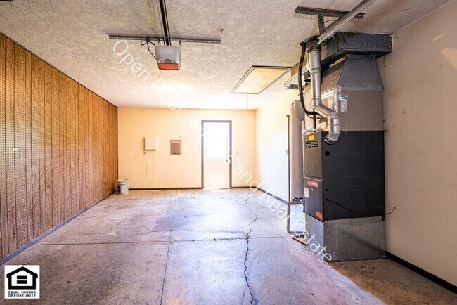 Building Photo - 5214 Vermont Ln