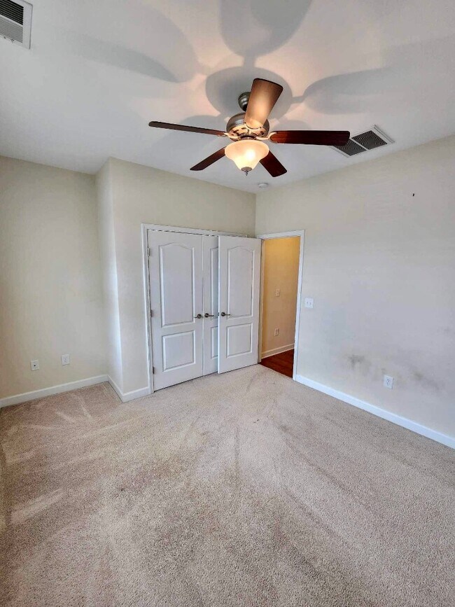 Building Photo - 909 Looking Glass Ct