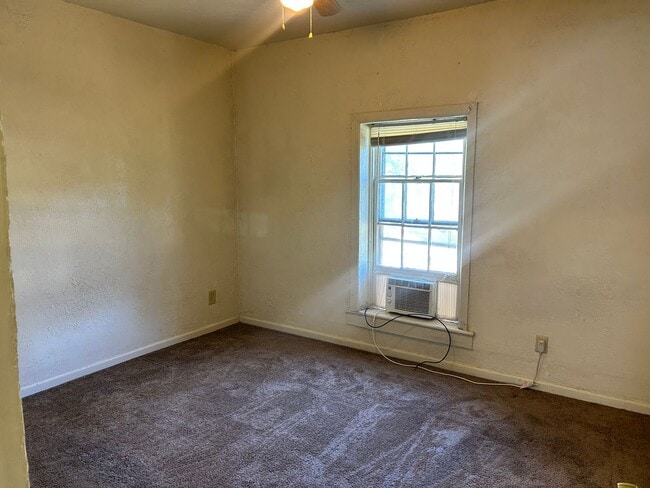 Building Photo - Great 2 Bedroom Apartment