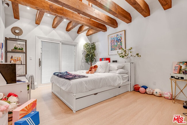 Building Photo - 367 S Oak Ave