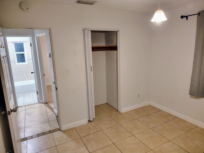 Building Photo - 3234 35th Ave N