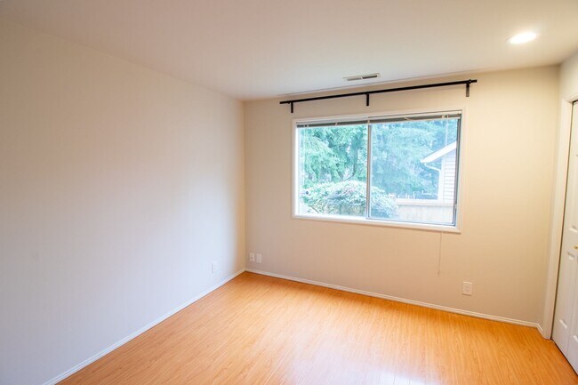 Building Photo - 4bd/2.75ba Sammamish Home