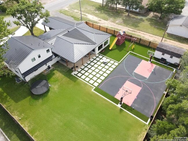 Building Photo - 134 School Dr