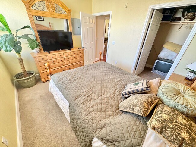 Building Photo - Modern condo with resort-style living in South Las Vegas