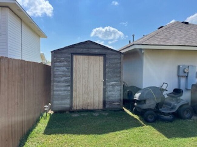 Building Photo - College Station - 3 bedroom / 2 bath / Gar...