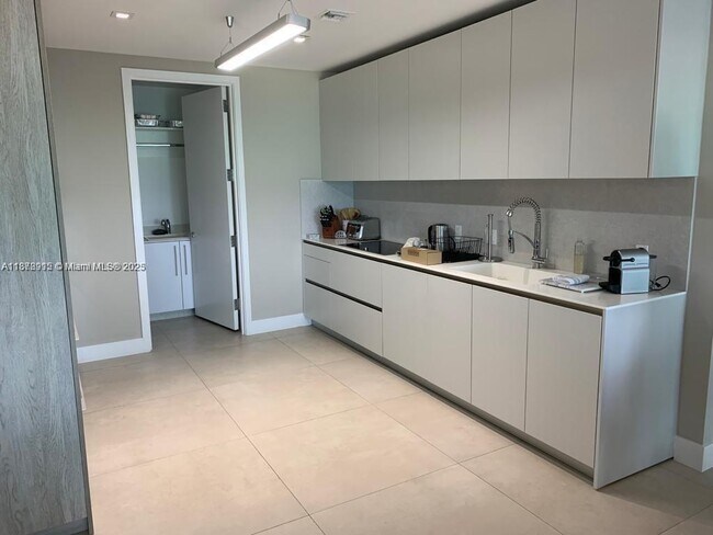 Building Photo - 16901 Collins Ave