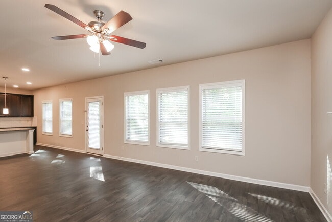 Building Photo - 900 Walnut Woods Dr