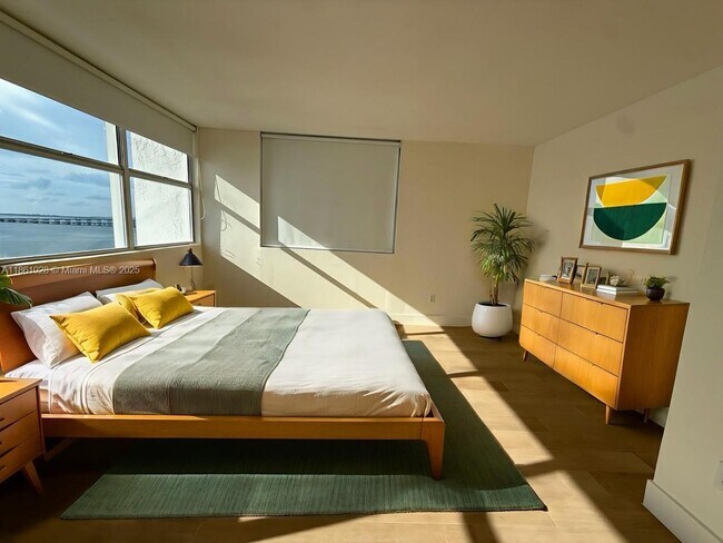 Building Photo - 1420 Brickell Bay Dr