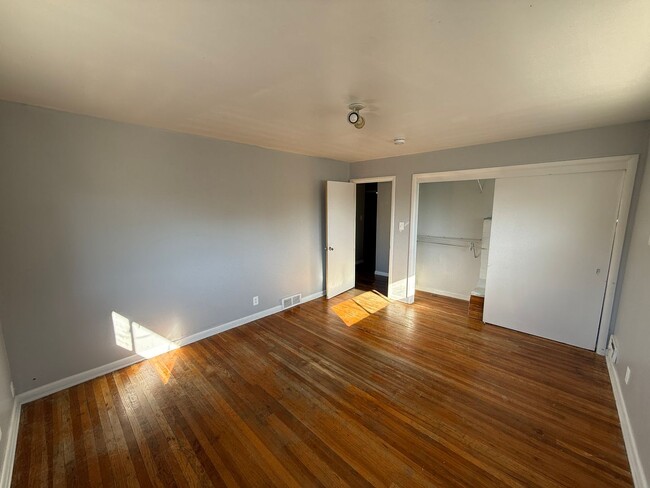 Building Photo - Beautiful 4 Bed, 3 Bath House; W/D Included; Fenced Yard; Wood Floors; and a Charming Style