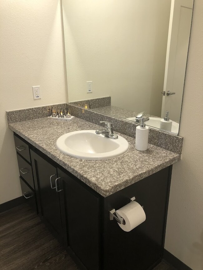 Building Photo - 200 E 10th St