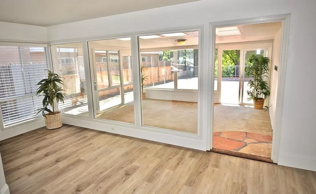 Building Photo - 5BD/2BA, Great Sunroom!