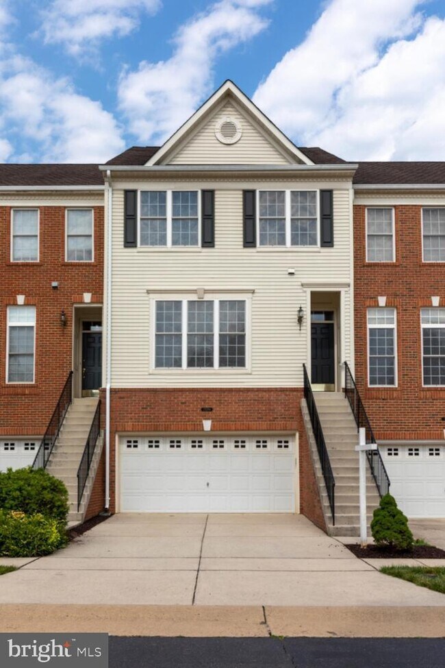 Building Photo - Spacious 3-level townhome with a 2-car garage in the desirable South Riding community.