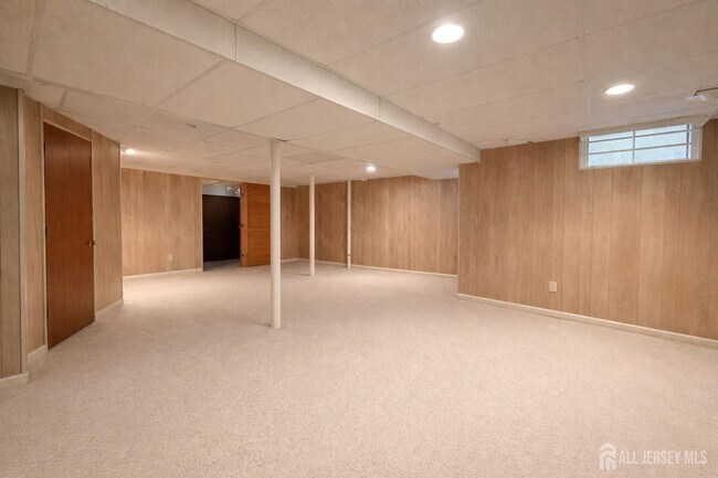 Building Photo - 470 Sayre Dr