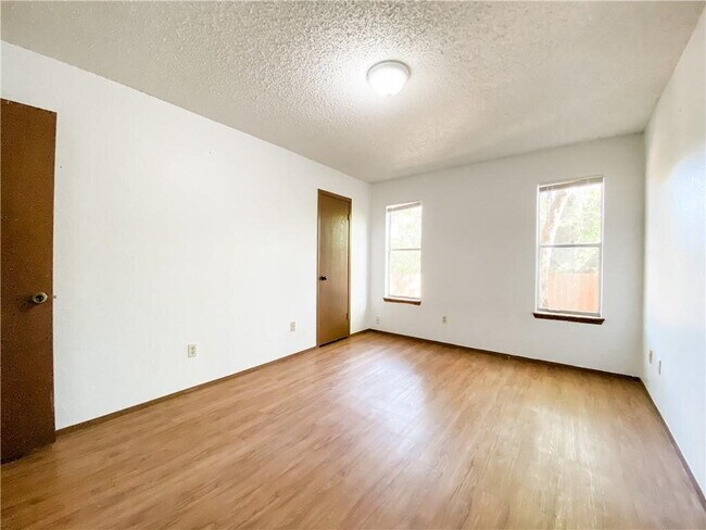Building Photo - "Charming 3-Bed Retreat with Cozy Fireplac...