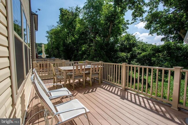 Building Photo - 121 Locks Farm Ln