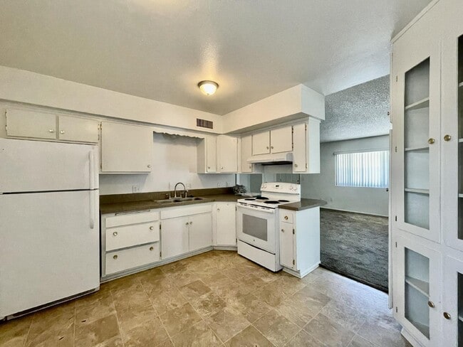 Building Photo - Large yard, 2 bed 1 bath home