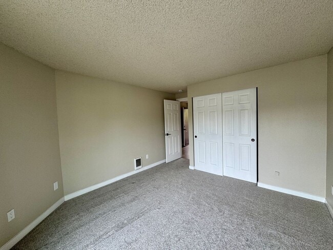 Building Photo - Downtown Poulsbo water view condo...comple...
